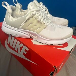 White Nike Presto
